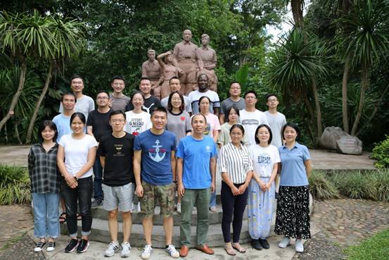 说明: 图片包含 人, 户外, 草, 一群描述已自动生成